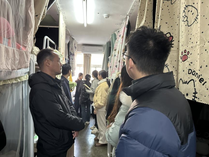 beat365在线唯一官网带领全体辅导员开展宿舍安全...