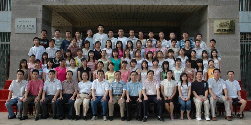 2007届经管学院会计学专业毕业生合影.jpg