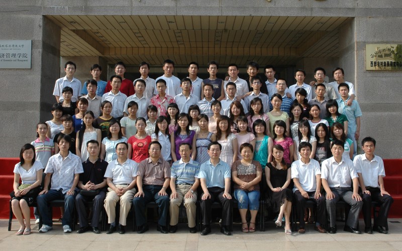 2007届经管学院公共事业管理专业毕业生合影.jpg